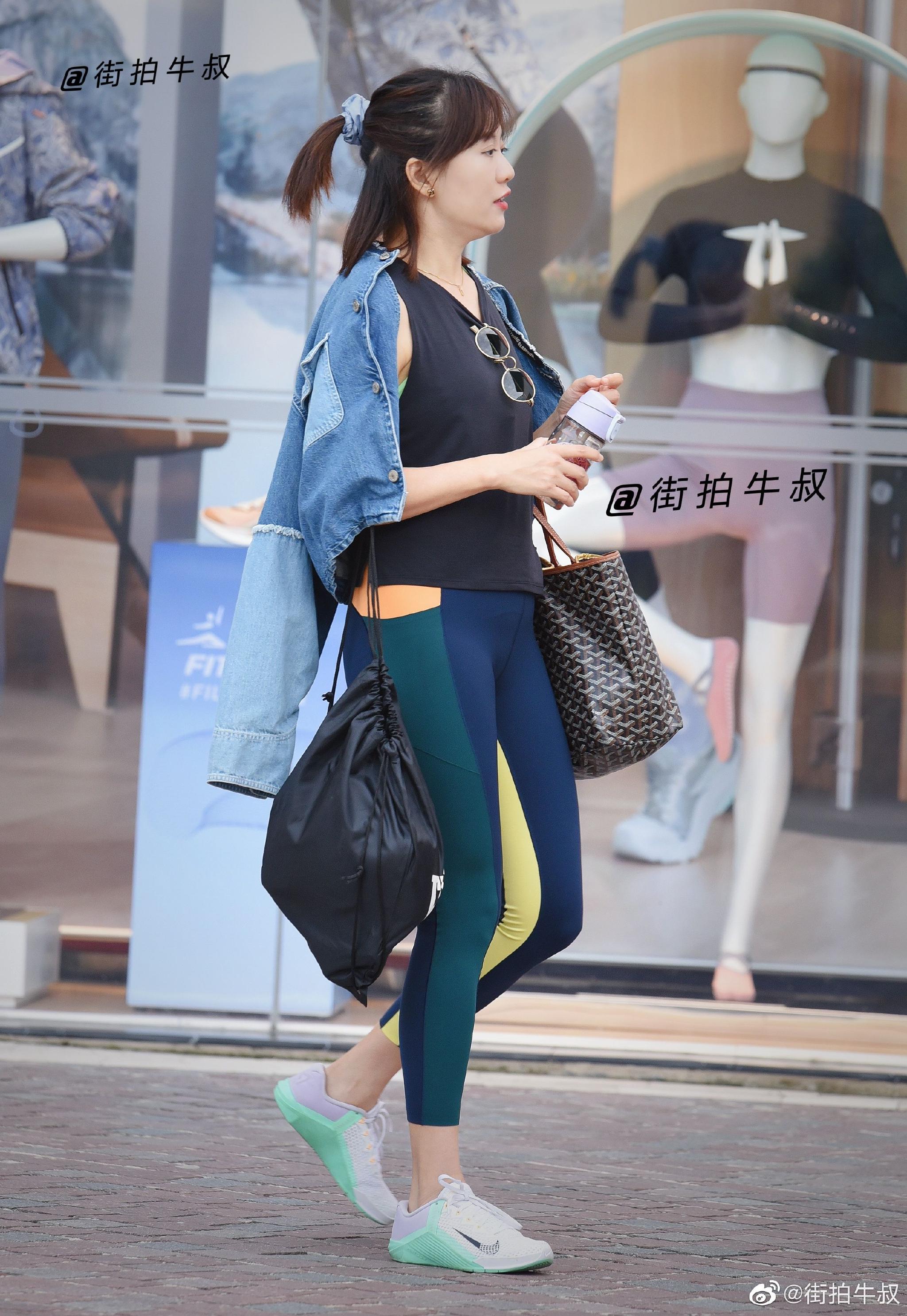 健身美女穿着时尚的运动紧身裤出街__财经头条