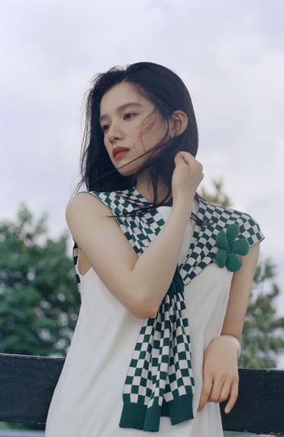 素颜的婧仪真的超级耐看!加上耳环的点缀,这就是小公主吧!