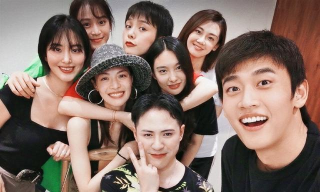 冯小刚也评价过隋源,说她不像这个时代的女生,因为她之前的生活环境