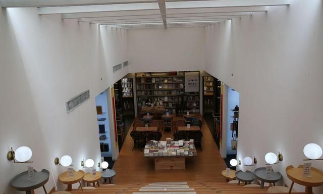 西安万邦书店又闭店,大兴善寺旁的关中大书房锁门告别读者休闲区蓝鸢梦想 - Www.slyday.coM 西安万邦书店又闭店,大兴善寺旁的关中大书房锁门告别读者休闲区蓝鸢梦想 - Www.slyday.coM