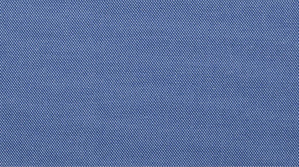 体积也变得细小,区别常规牛津纺的粗粝感与休闲风,纹理鲜明亦致密平滑