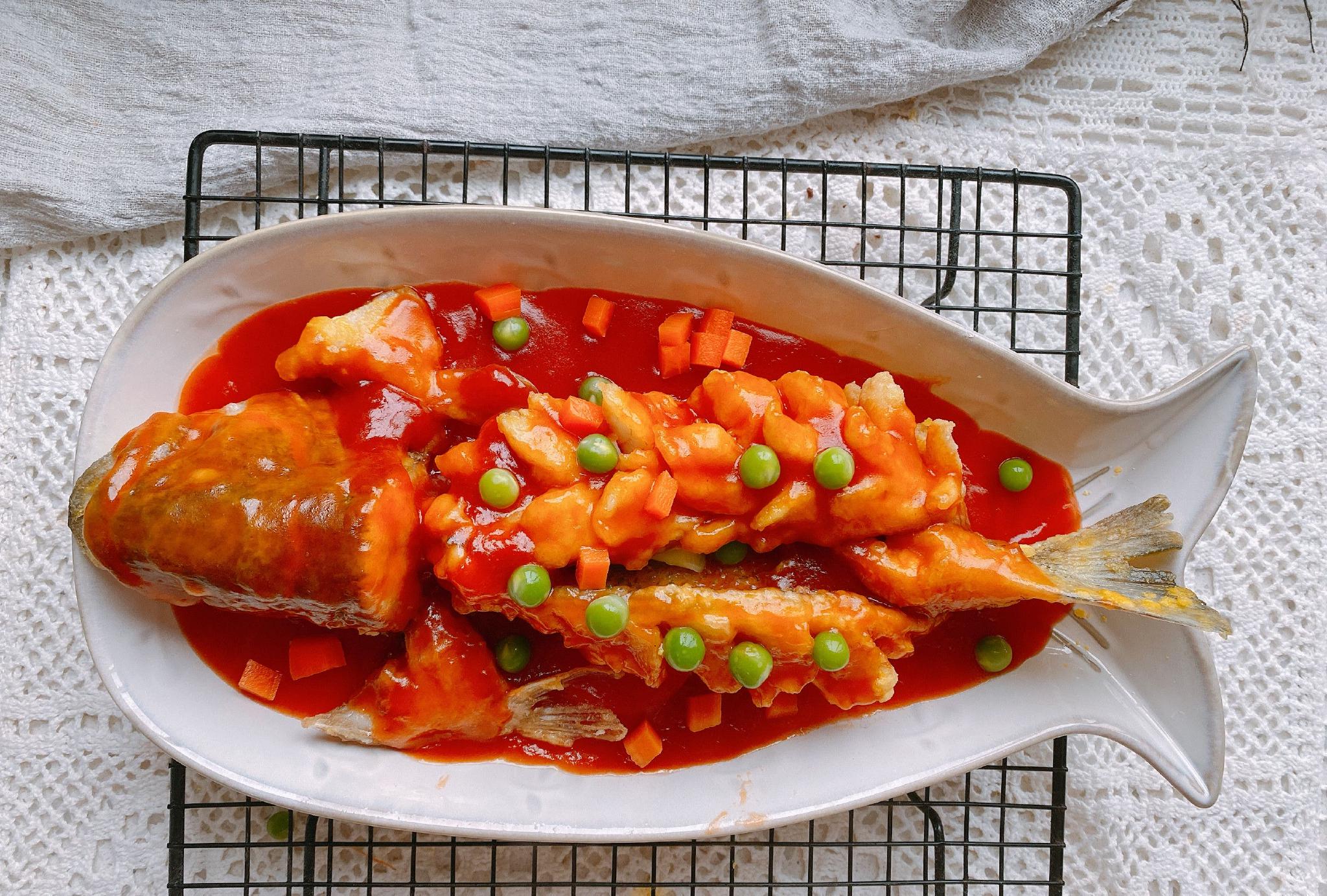 松鼠鲈鱼的做法总结:1,鲈鱼中的配菜豌豆和胡萝卜可以换成松子或者