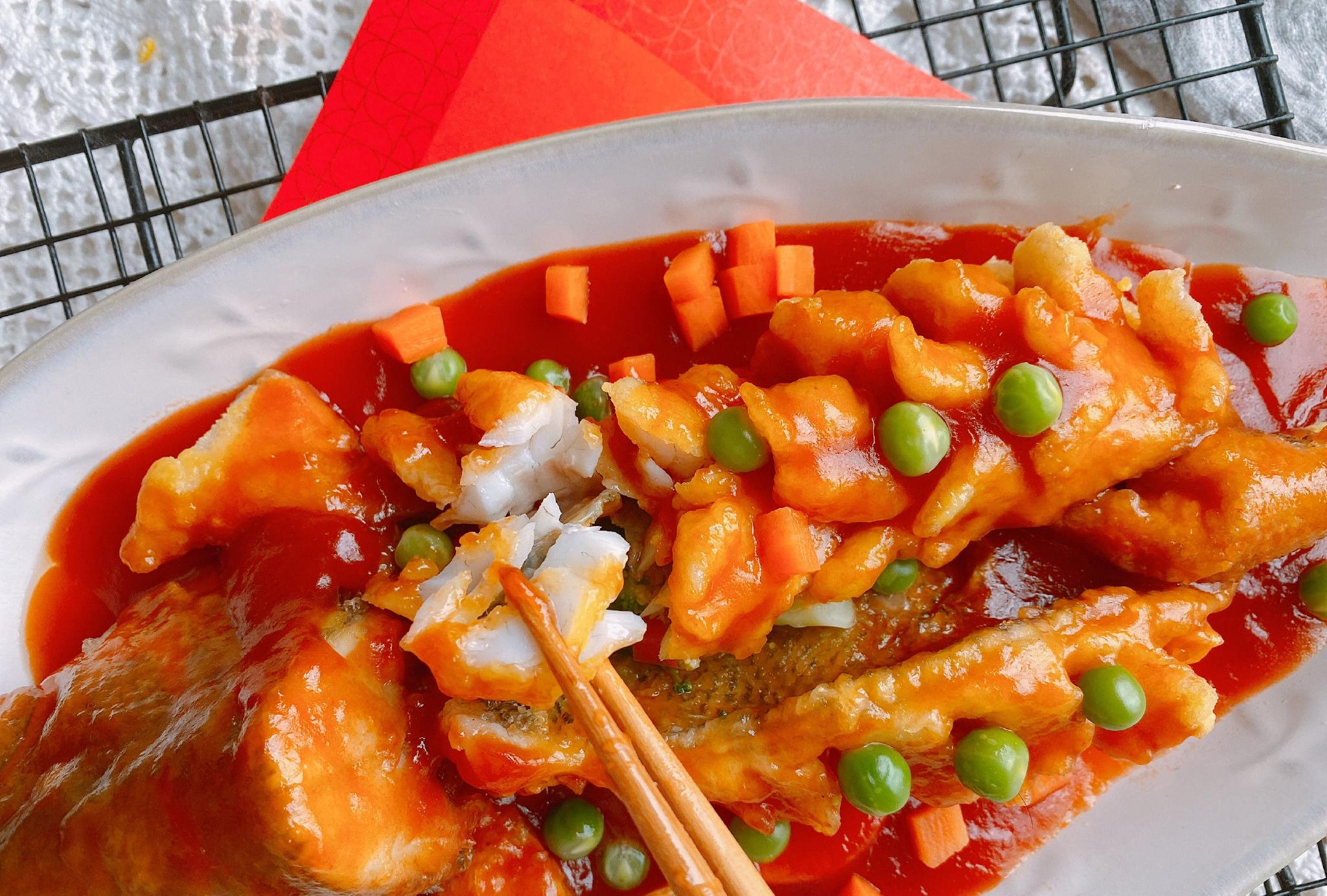 除了鱼身的形状,想要松鼠鲈鱼好吃,酱汁是关键,鱼的味道就来源于这个