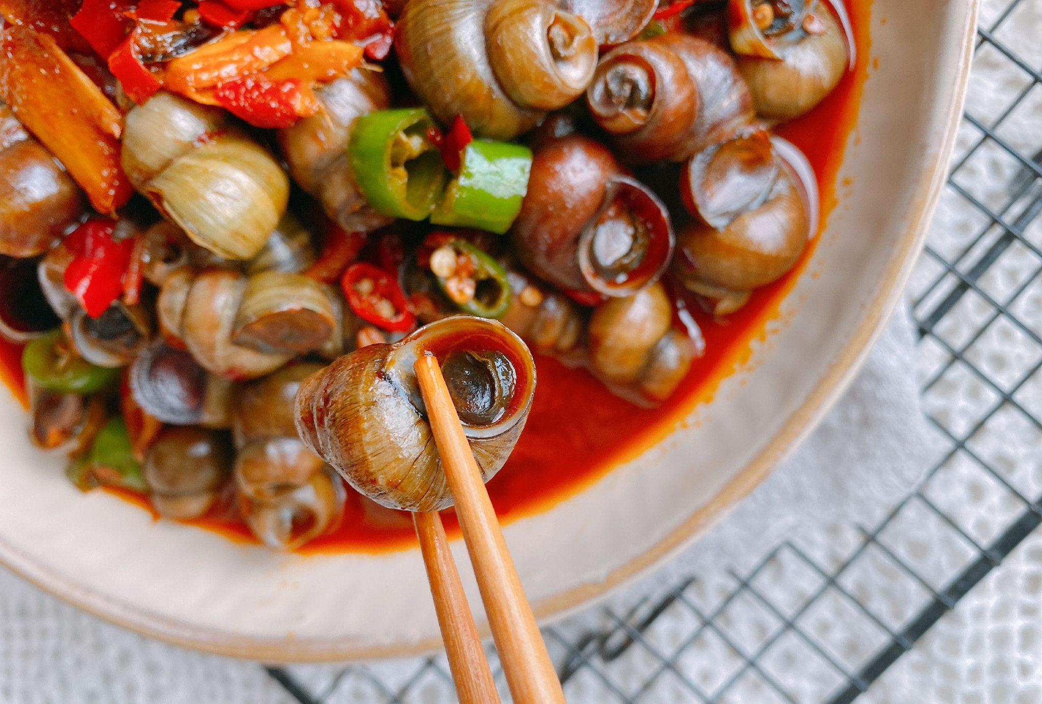 买回家和大家分享一个螺蛳的经典做法——爆炒螺蛳,清明前的螺蛳很肥