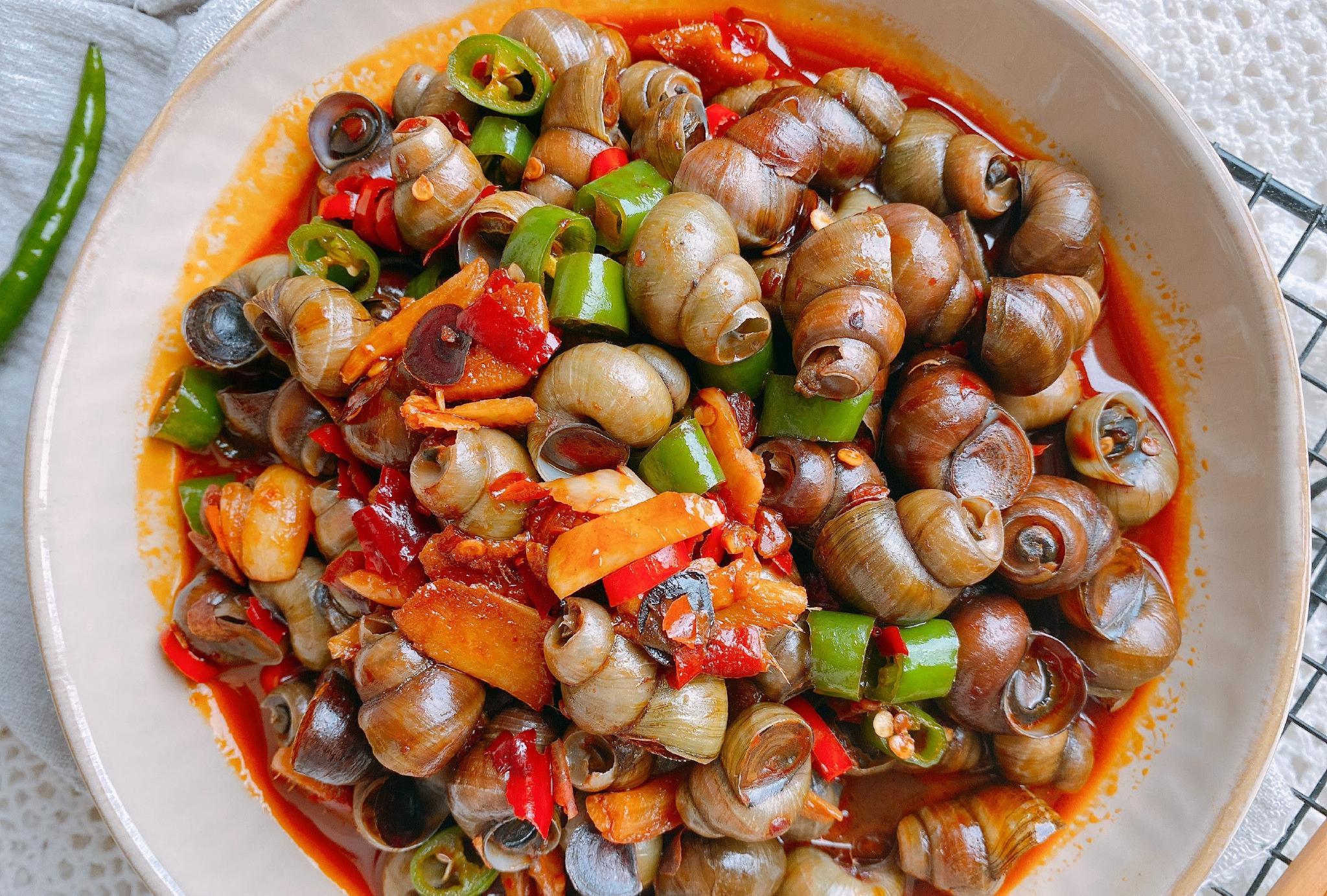 爆炒螺蛳的做法很简单,但它却是一道让人吃了1次想2次的菜,咸香浓郁的