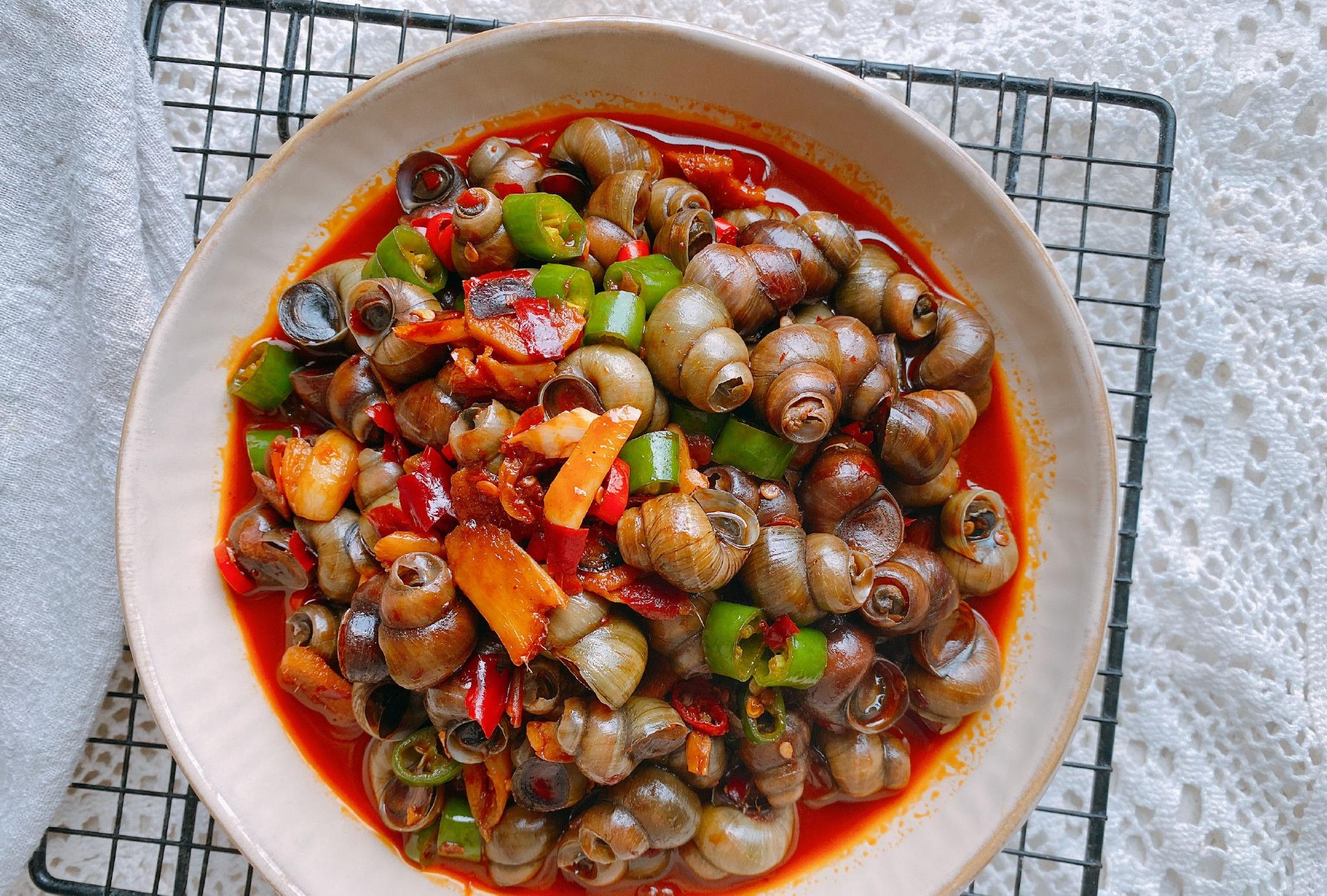 爆炒螺蛳的做法总结:1,螺蛳挑选是有讲究的,新鲜健康的螺蛳外壳呈现