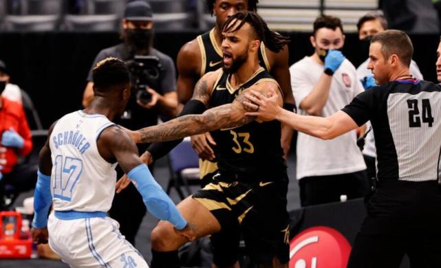 湖人猛龙爆发激烈冲突!施罗德被抱摔,哈雷尔挺身而出遭驱逐休闲区蓝鸢梦想 - Www.slyday.coM 湖人猛龙爆发激烈冲突!施罗德被抱摔,哈雷尔挺身而出遭驱逐休闲区蓝鸢梦想 - Www.slyday.coM