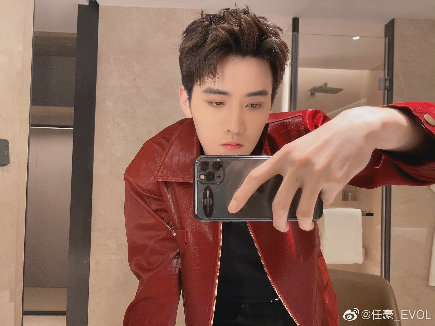 任豪最新对镜自拍红色皮衣太潮了live生图也真的很帅