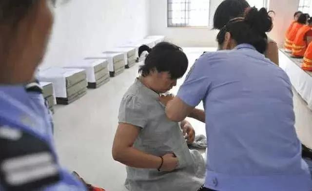 给女犯人裸检会采取哪些特殊手段?女性|嫌疑人|女性|看守所_新浪新闻