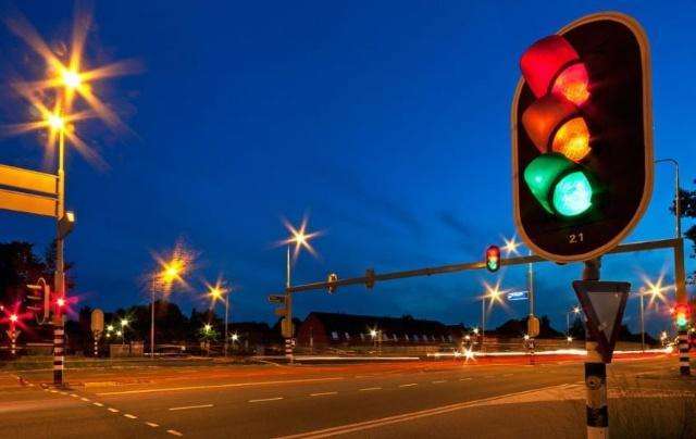 等红绿灯时自动挡汽车应该挂什么档