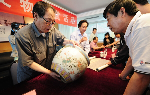 大妈带"花"上鉴宝节目,自述儿媳买成20万,专家:我报价你站好