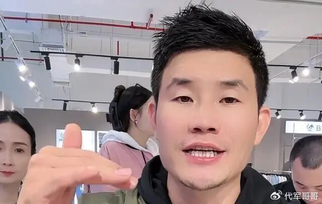 “嘎子哥” 谢孟伟为穿警服直播带货道歉!这些年引发多少争议?