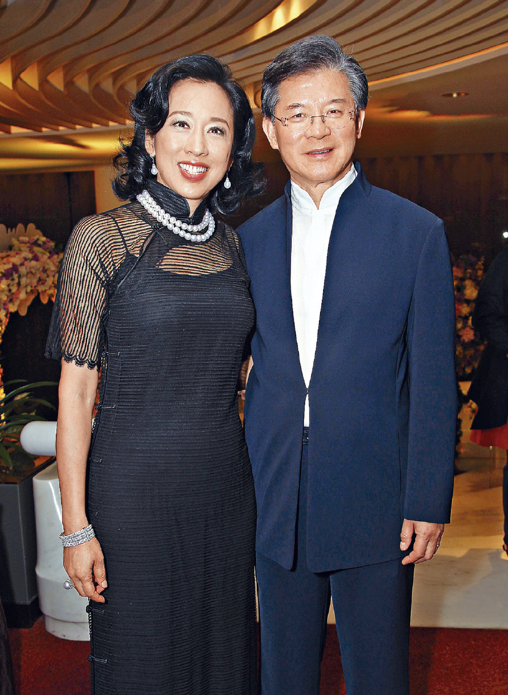 朱玲玲携夫出席晚宴两人搂腰合照很恩爱74岁罗康瑞已满头白发