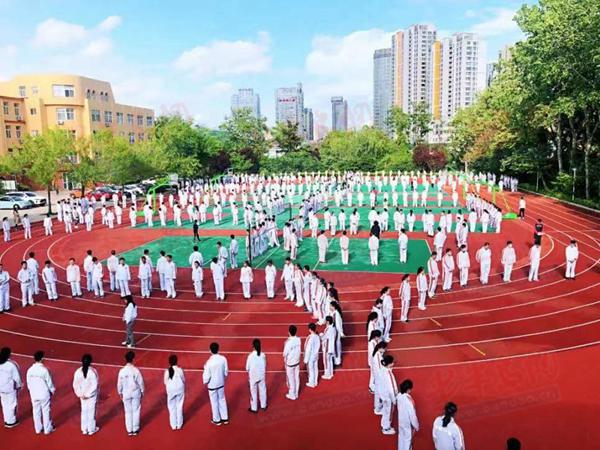 与世界冠军面对面！青岛超银学校开启“运动让关系和谐，体育为幸福助力”沙龙休闲区蓝鸢梦想 - Www.slyday.coM