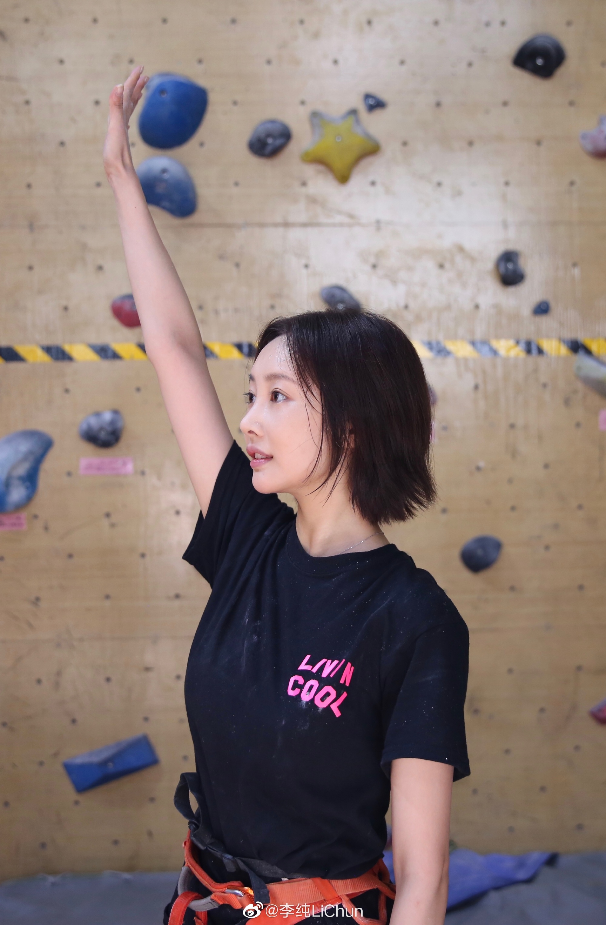 李纯是个攀岩小能手,热爱健身的女生,身手自然矫健敏捷