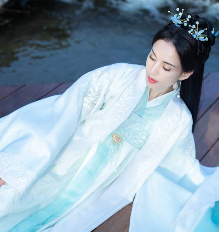 李若彤现身孔庙穿古装仙气飘飘梦回小龙女投壶射箭英姿飒爽