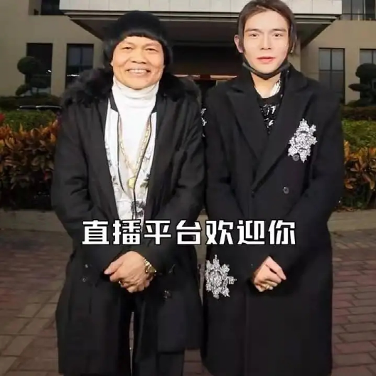 金牌配角八两金携儿子忙捞金,父子搭档做网红,26岁儿子高大秀气休闲区蓝鸢梦想 - Www.slyday.coM 金牌配角八两金携儿子忙捞金,父子搭档做网红,26岁儿子高大秀气休闲区蓝鸢梦想 - Www.slyday.coM