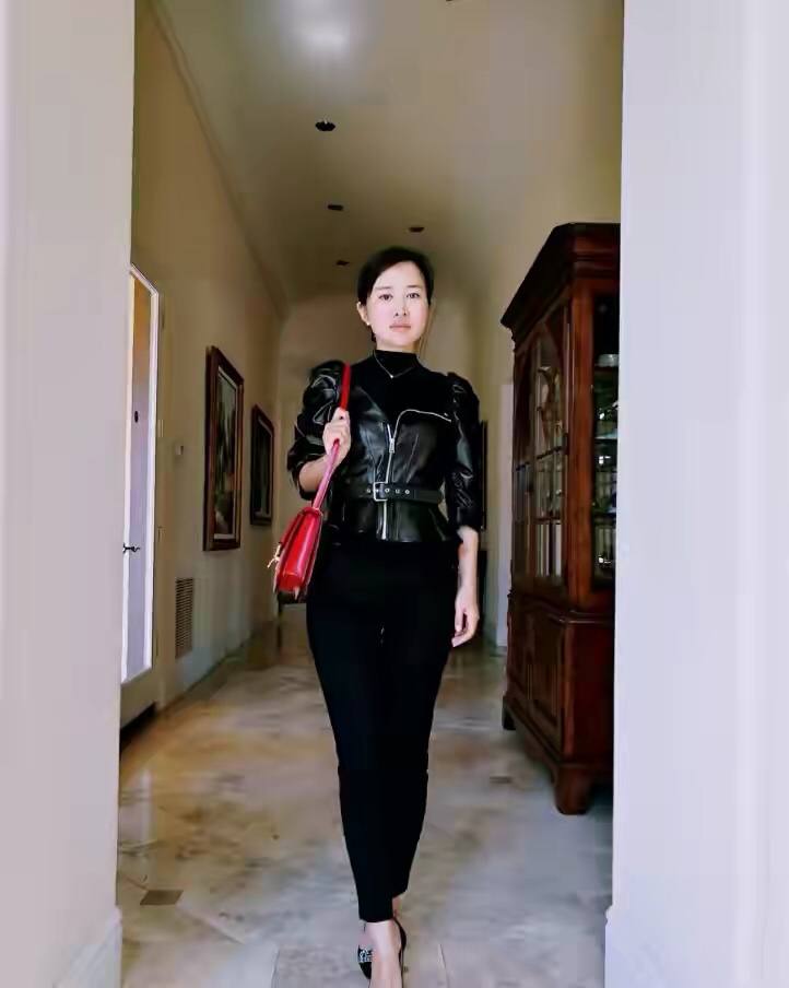 张纪中真是人生赢家,混血儿子洗脚捶背,小31岁娇妻时髦又气质