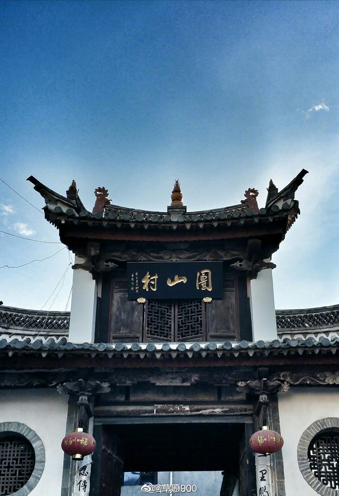 云南建水团山村里有大量文化沉淀旧式建筑.其中张家花园建于清末