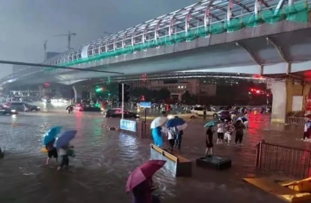 他是抵达郑州地铁5号线的第一批救援人员休闲区蓝鸢梦想 - Www.slyday.coM