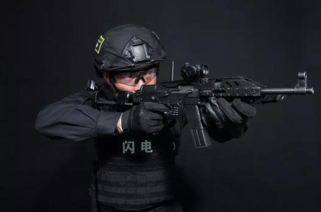 千里追逃，3个多月带回25名逃犯！他把30年时光都奉献在了特警岗位上休闲区蓝鸢梦想 - Www.slyday.coM