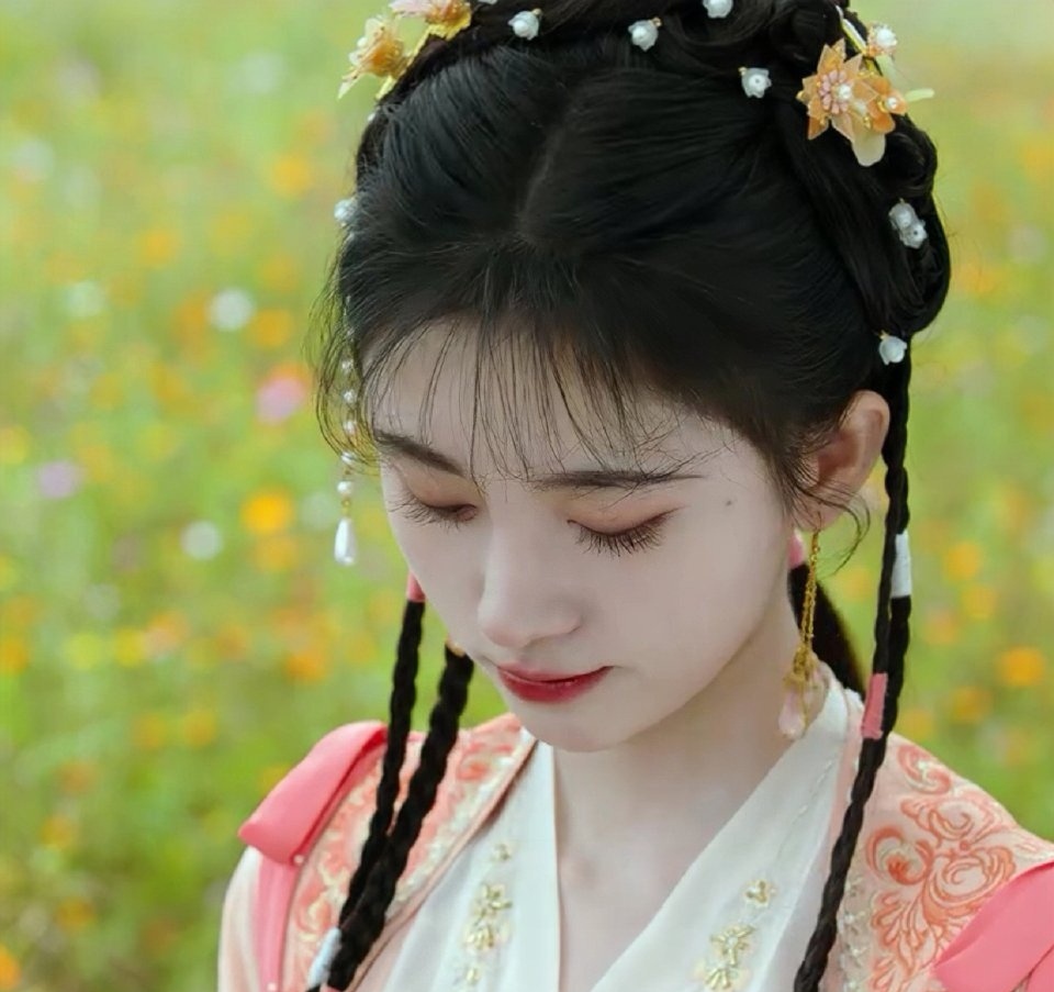 鞠婧祎新剧花戎发布剧照祝大家兔年大吉……__财经头条