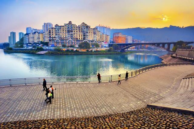 宗教动态揭秘：綦江黑巷子究竟是什么地方？为何深夜探访人数激增