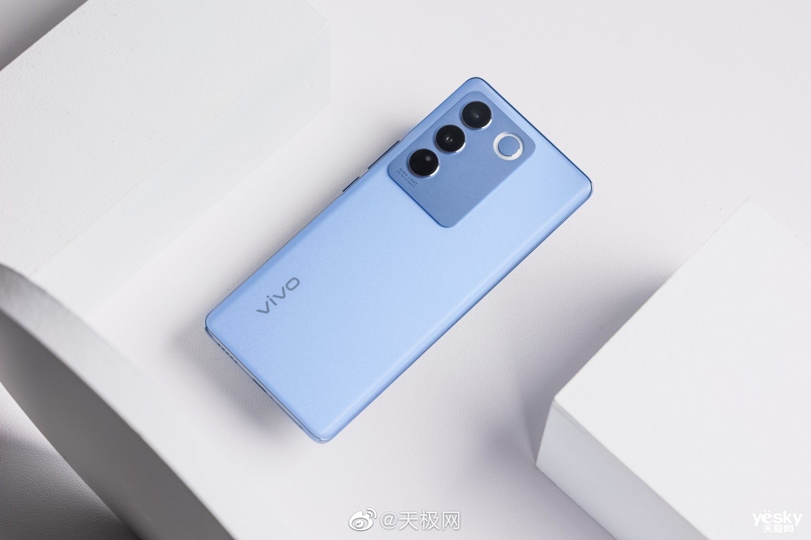 vivo s16春日悠蓝新配色,克制简约却不失灵动,跟春天太搭了|克制|简约