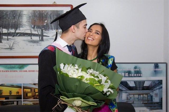 韦唯婚姻失败却成人生赢家,三个儿子都是学霸,二儿子还擅长拳击