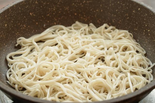 吃剩的面条不要扔,放到油锅里煎一煎,金黄焦脆冒油泡,贼好吃!