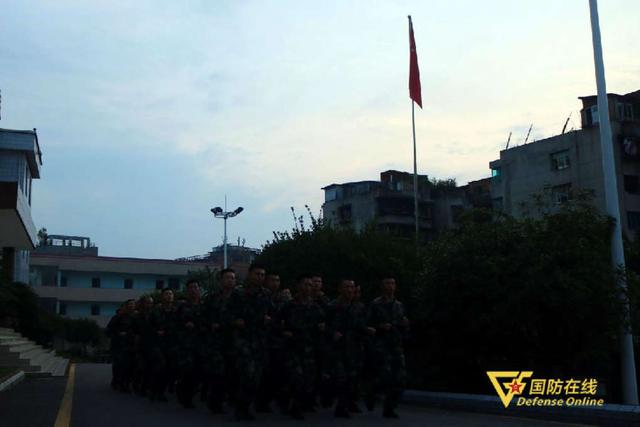 开学第一天,“小区里的兵叔叔”给这位小学生回信了休闲区蓝鸢梦想 - Www.slyday.coM 开学第一天,“小区里的兵叔叔”给这位小学生回信了休闲区蓝鸢梦想 - Www.slyday.coM