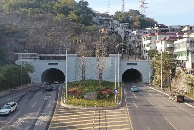 安全隐患因凤凰山隧道顶部广告牌年久失修记者从交巡警黄石港大队获悉