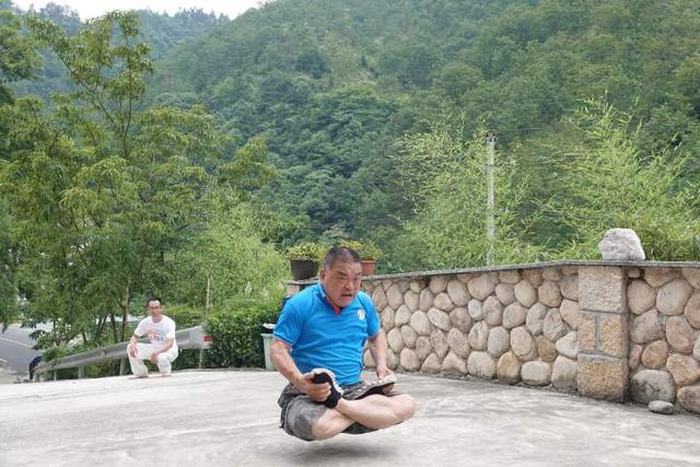 除了叶问蹲,最近这个动作有点火|陈国新|动作|视频_新浪新闻