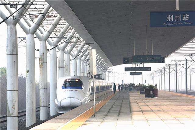 1月17日,荆州站铁路公安民警正在站台迎来一列动车进站,准备开展疫情