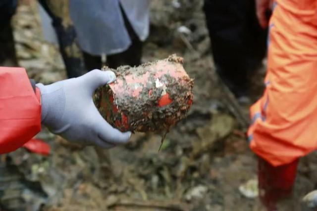 东航MU5735搜救，飞机残骸深入地下20米，为何不用挖掘机挖？休闲区蓝鸢梦想 - Www.slyday.coM