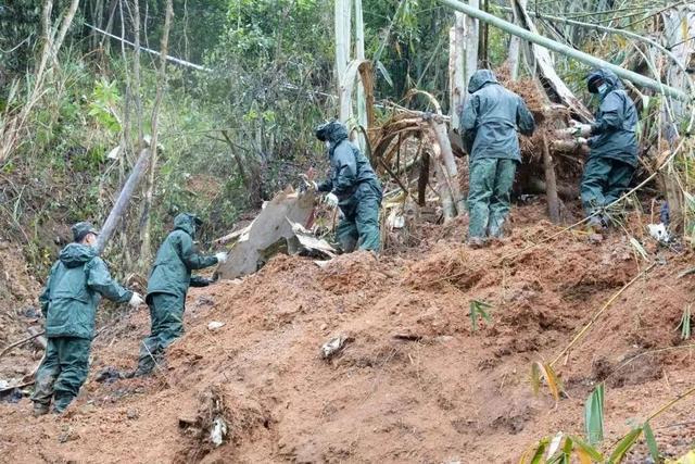 东航MU5735搜救，飞机残骸深入地下20米，为何不用挖掘机挖？休闲区蓝鸢梦想 - Www.slyday.coM