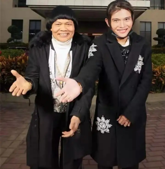 金牌配角八两金携儿子忙捞金,父子搭档做网红,26岁儿子高大秀气休闲区蓝鸢梦想 - Www.slyday.coM 金牌配角八两金携儿子忙捞金,父子搭档做网红,26岁儿子高大秀气休闲区蓝鸢梦想 - Www.slyday.coM