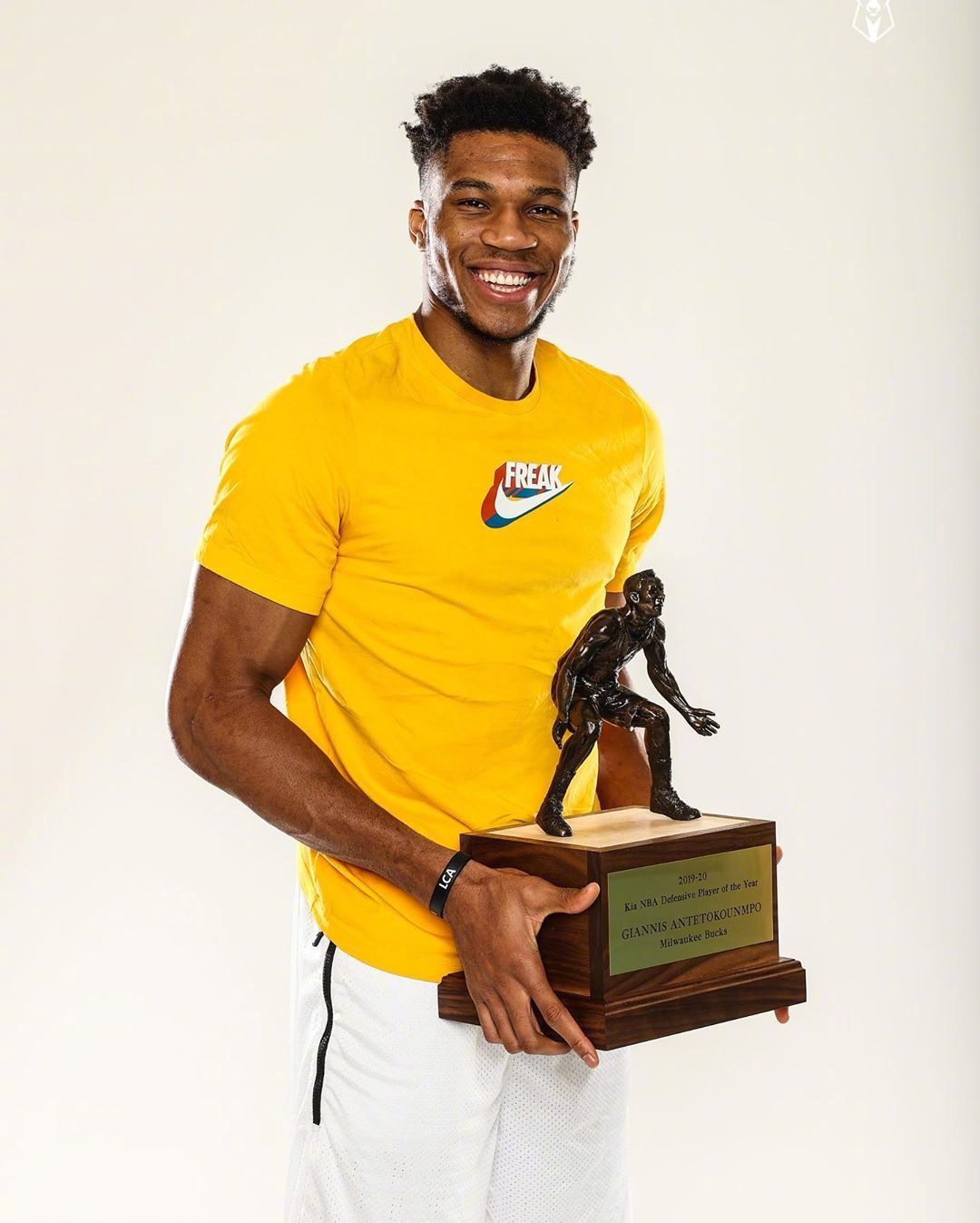 字母哥拍摄最佳防守球员定妆照.