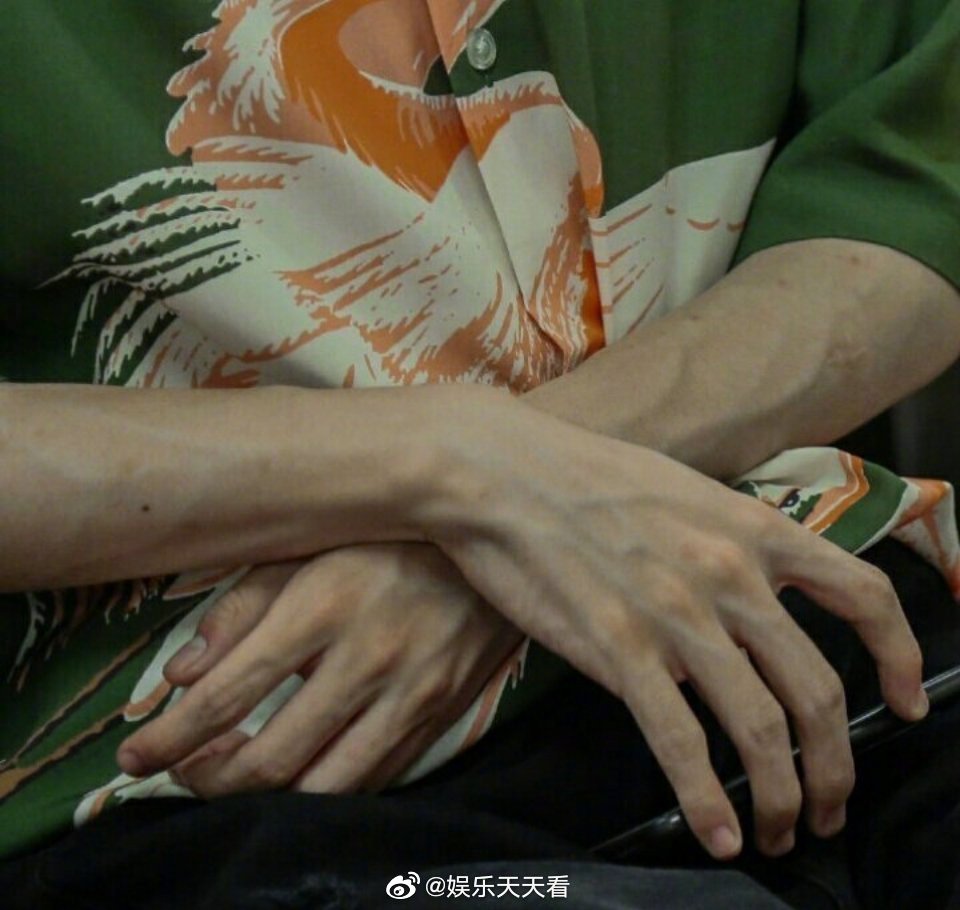 诚邀各位品一品马嘉祺的手 简直就是手控党的福音 修长有力量