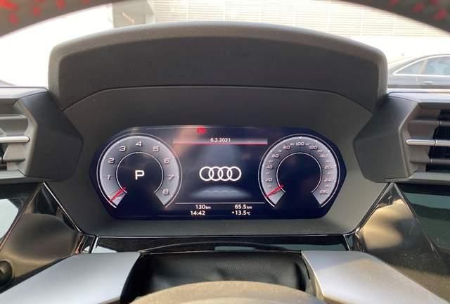 液晶仪表的易读性和分辨率都还不错,并没有宝马和奔驰上那样过度花哨.