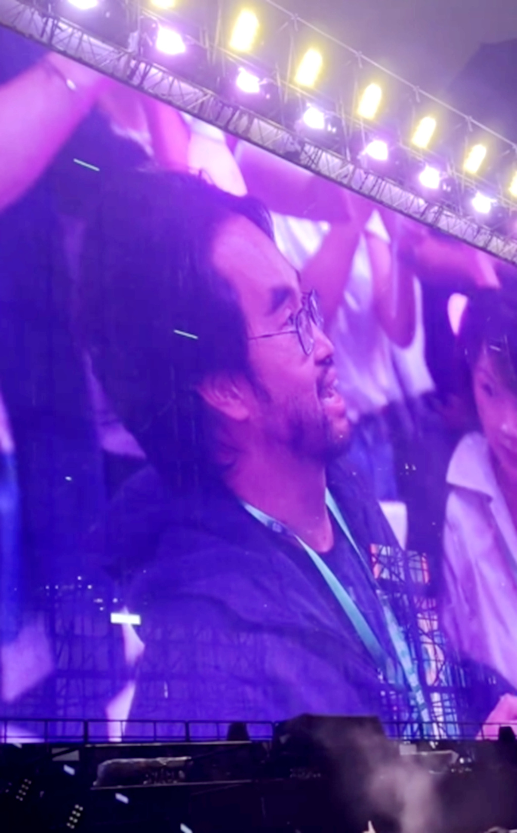 郑志刚现身周杰伦演唱会，与周董现场飙歌，窦骁和何超莲也在现场__财经头条