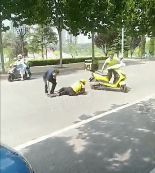 美团小哥哥,因送餐接单看手机,摔倒在路上久久不能站起!