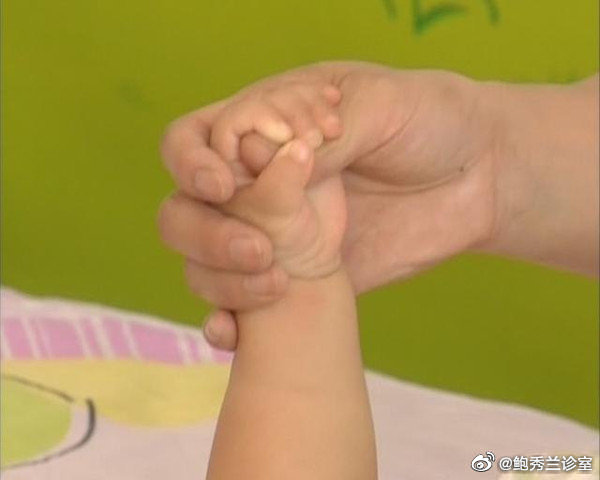 四个月宝宝手偶尔握拳,正常吗