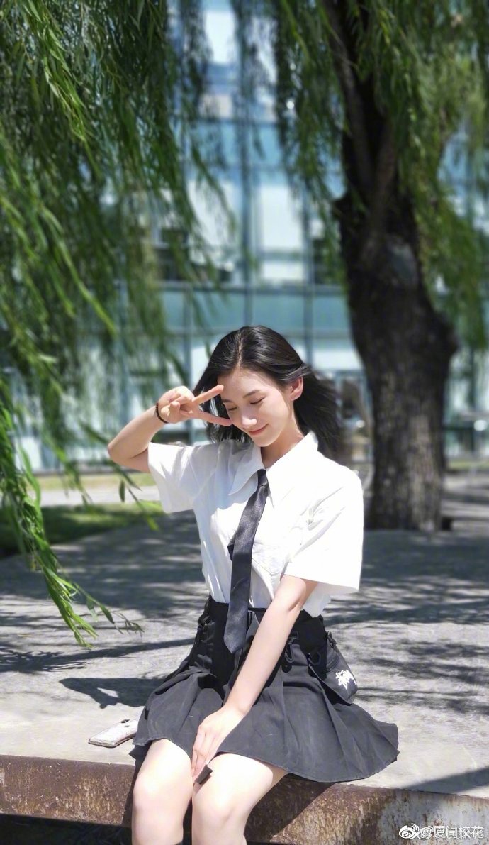 她叫黄琳,00年,就读于上海戏剧学院,身高169,爱好舞蹈,双子座