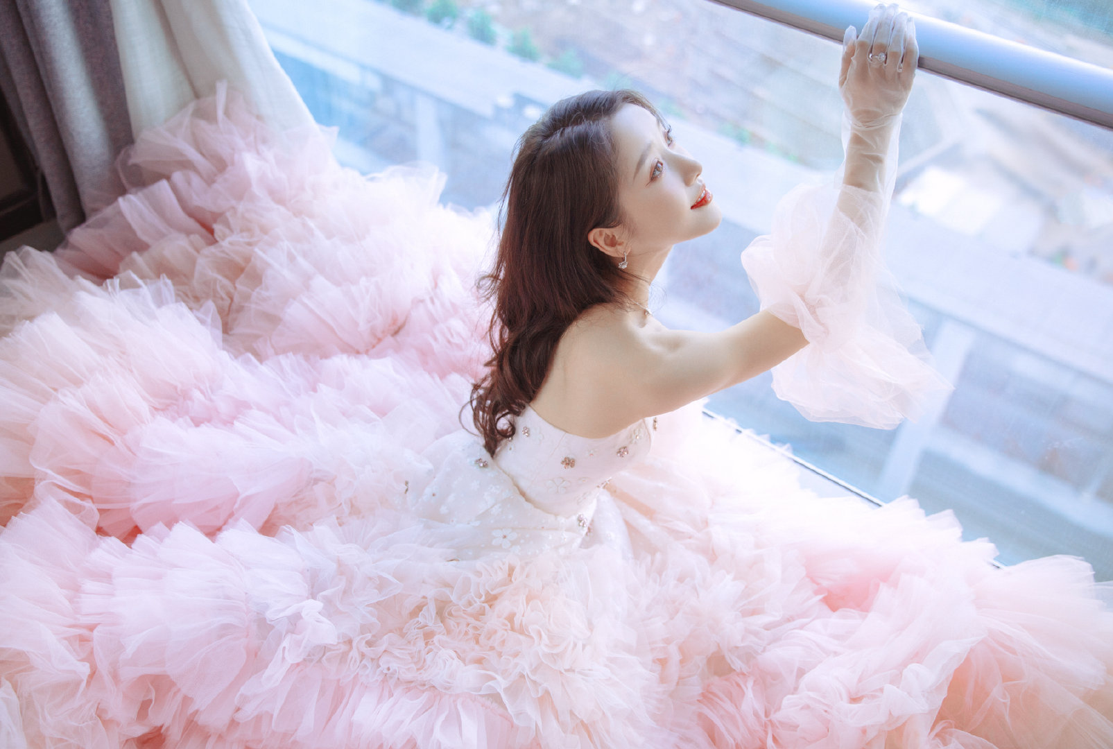 姜贞羽身着雾粉色渐变抹胸礼服亮相活动……__财经头条