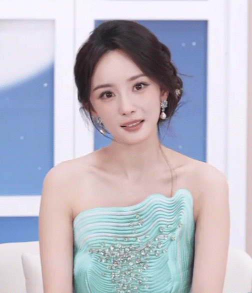 杨幂最新直播动图,优雅灵动的幂幂,随手一截就是壁纸的程度