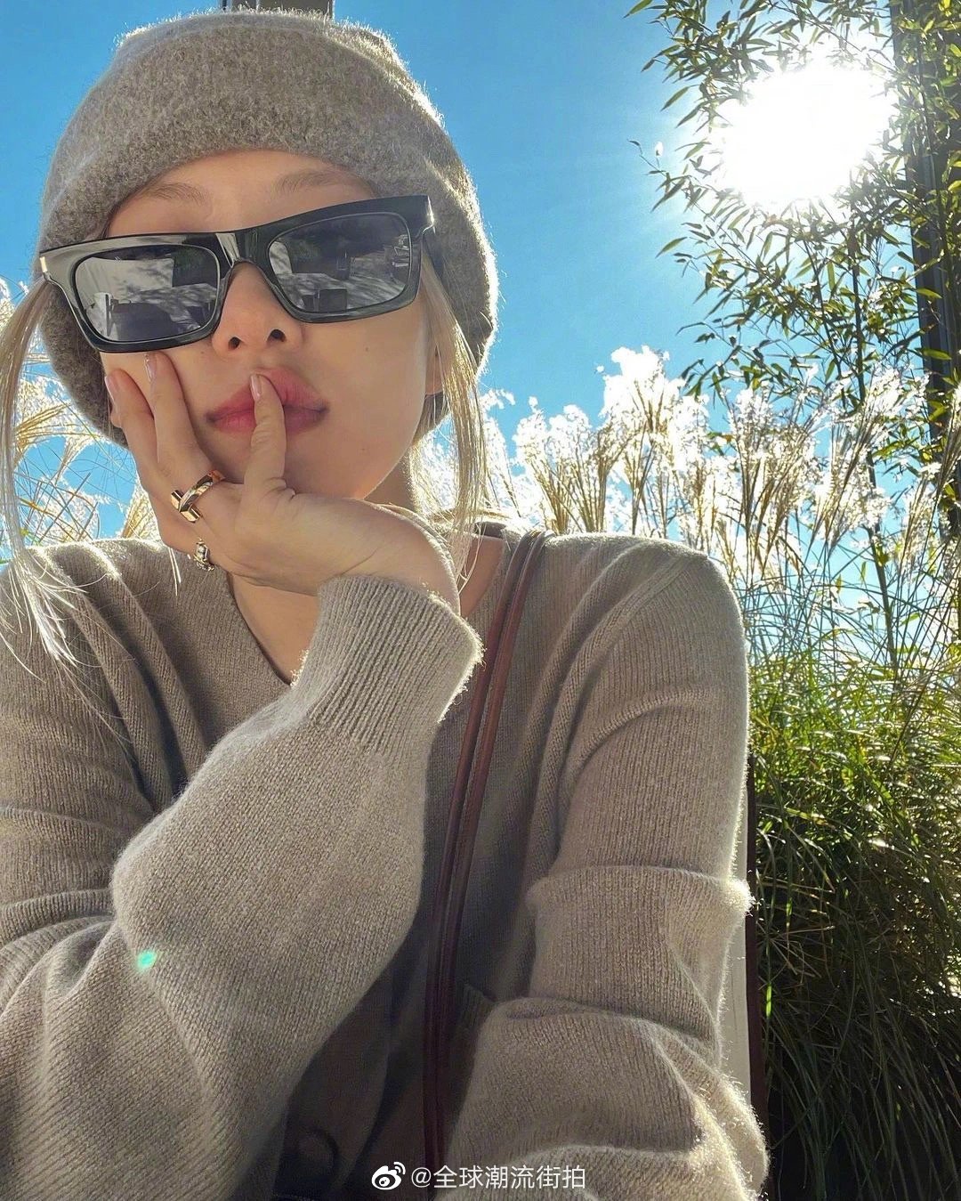 rose朴彩英最新纽约私服更新 针织衫配微喇牛仔裤温柔又随性……_高清