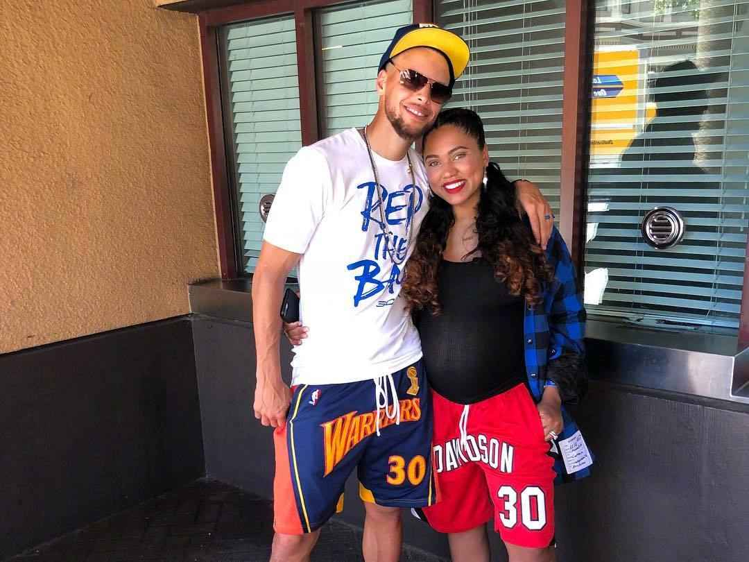 库里妻子小腹隆起疑似怀孕阿耶莎他正在全速冲击