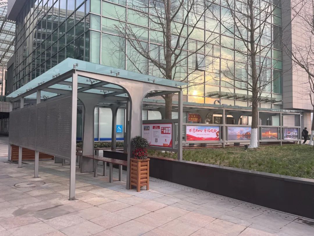 决定在c楼西门外新建"遮风挡雨"连廊工程及残疾人通道,进一步提升市民