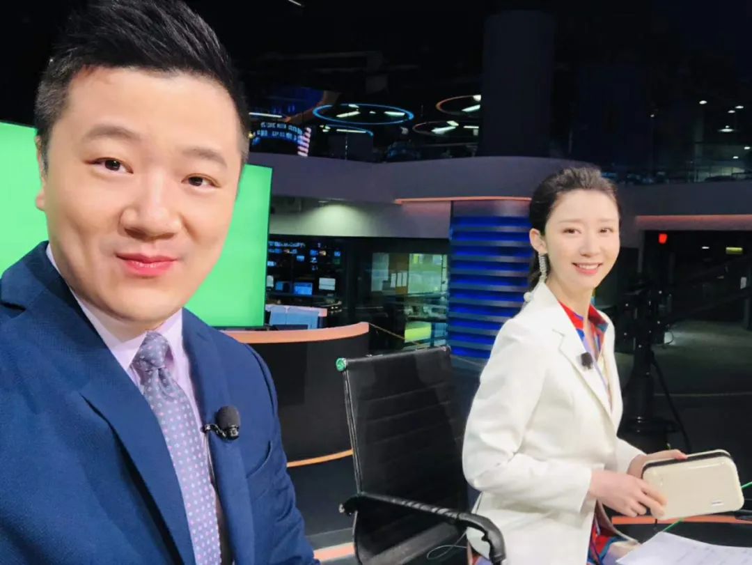 凤凰主播台上的两个武汉伢武汉人,滞留香港,遇上北京.太难了.